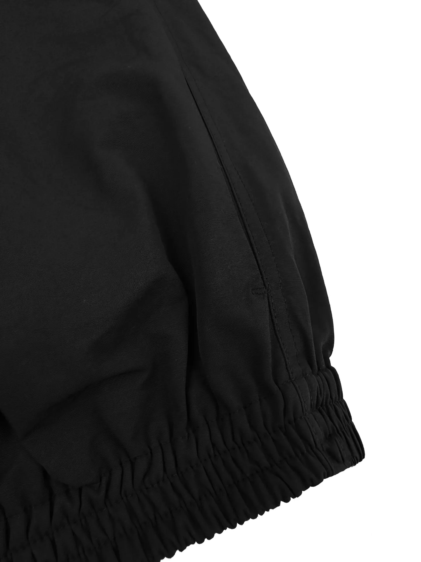 Acn Studios embroidered logo jacket, custom-made Ninglan light woven machine blend, lightweight and windproof, stiff and tough, dark night and calm, embodying Scandinavian cool minimalist aesthetics, stand-up collar with full zipper for neat opening and closing, full lining on the inside to improve the smoothness of putting on and taking off, elasticated and precise cuffs at the hem, creating a relaxed and loose cropped silhouette, three-dimensional logo embroidery in the same color on the back, engraved with STOCKHOLM Chronicle The embroidery is integrated with the body of the garment, hiding the brand's traceability context. The minimalist shape integrates the functional core to interpret the relaxed and relaxed style of high-end ready-to-wear. Process 1: Using imported machine embroidery technology. Using advanced computer control systems and precision mechanical components to realize the Acne Studios logo embroidery operation. High precision. The lines are smooth and delicate. Process 2: The fabrics have been fermented and washed. They have a better hand feel and texture. They are not easy to deform, shrink or fade. Maintain long-term beauty Accessories: Customized 1:1 Acne webbing Customized 1:1 Acne zipper Customized 1:1 Acne trademark Version: Loose version Size: 44 46 48 50 Style number: CC 7004